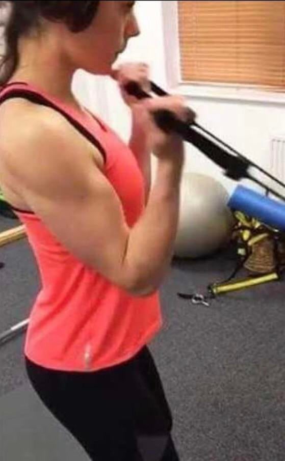 elliessbackpack's tweet image. Have you seen those videos of people crushing like fruits and stuff with just their biceps. Yeah that’s what I want Daisy Ridley to do to my head :)