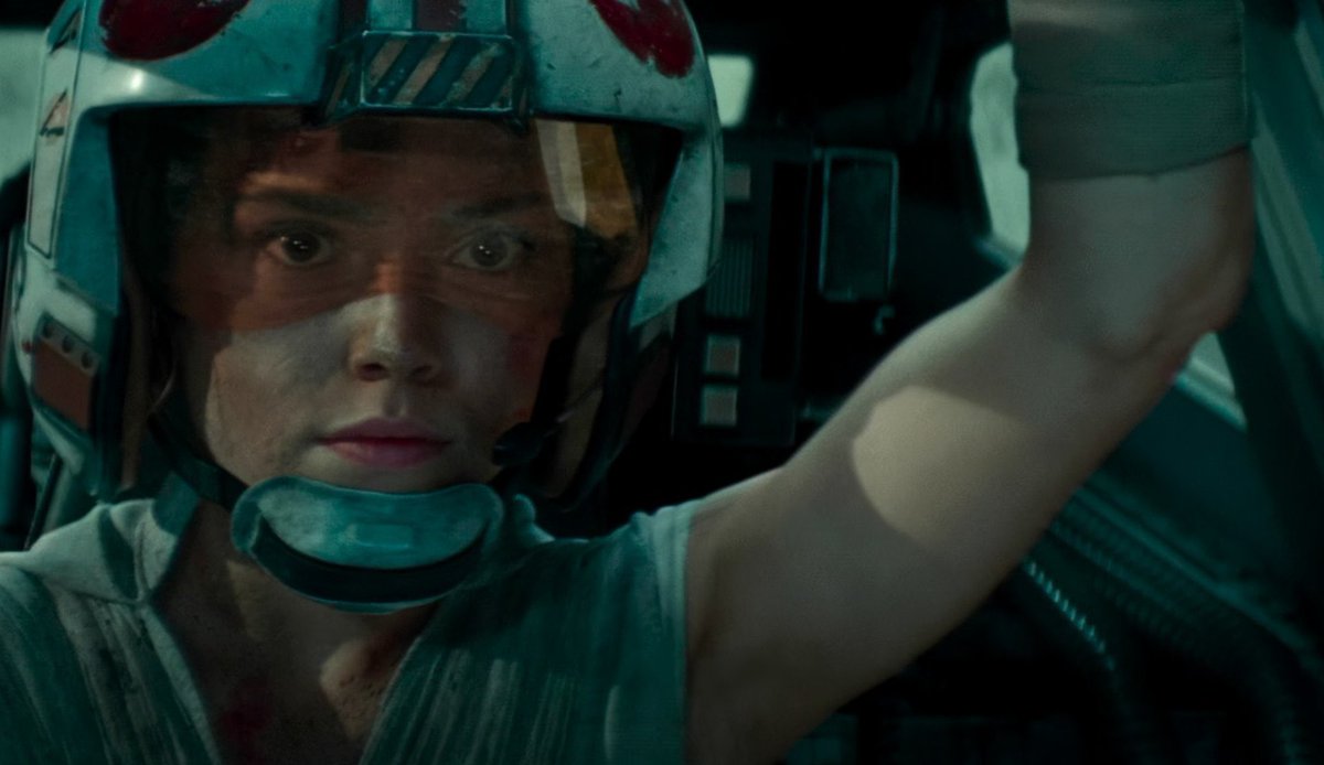 elliessbackpack's tweet image. Have you seen those videos of people crushing like fruits and stuff with just their biceps. Yeah that’s what I want Daisy Ridley to do to my head :)