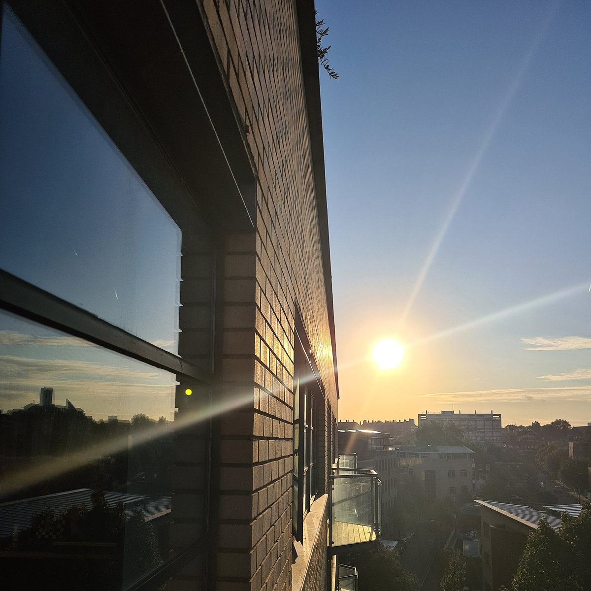 vonStrunckel's tweet photo. Some moan about the days getting shorter and the sun rising further south each day - to me, this is the magic of the seasons, and to be celebrated. I can now actually see the sunrise. Such a joy! https://t.co/9nNSTlod88
