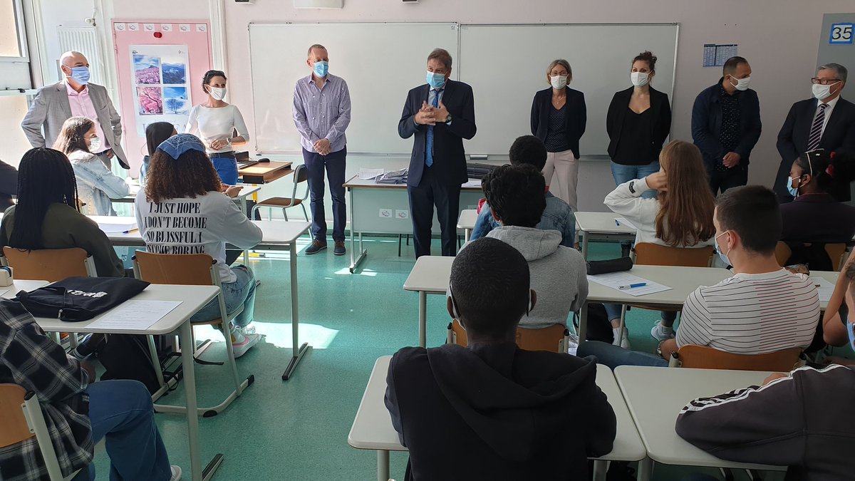 DanielAuverlot's tweet photo. [#Rentrée2020] Échanges avec les terminales sur leurs souhaits de poursuite d'études et retour sur le ressenti des BTS qui retrouvent les cours après 6 mois au lycée Flora-Tristan à Noisy-le-Grand. https://t.co/N7NfhK4nkt