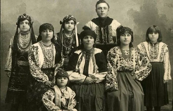 THREAD.Given that I am currently in the middle of the old  #Lemko country, here's a thread on who are Lemkos. They were an ethnic group residing in Western Carpathians along the current border between Poland and Slovakia1/x