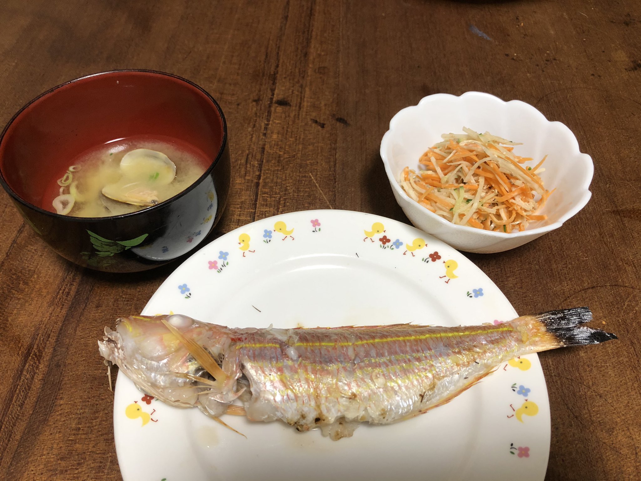 スマトラサンバル 今日は 魚です いとより鯛の塩焼き あさりの味噌汁 にんじんと大根のサラダ 子供たちよ 今日は 海の肉です いとより鯛 あさりの味噌汁 おうちご飯 料理好きな人と繋がりたい T Co C9pc53tmqo Twitter