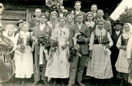 THREAD.Given that I am currently in the middle of the old  #Lemko country, here's a thread on who are Lemkos. They were an ethnic group residing in Western Carpathians along the current border between Poland and Slovakia1/x