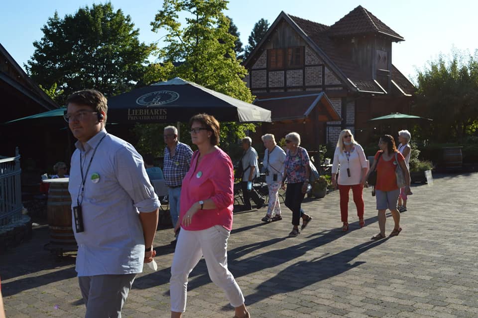 MederCommTech's tweet photo. Der #tourguide begleitete die 119. Leserreise des @BusBlickpunkt in den @TeutoburgerWald. 
Die Teilnehmer konnten sich währenddessen von der hervorragenden Qualität der Geräte überzeugen.
#busreise #ausstellungen #führungen #gemeinsamerlebnisseschaffen #wirelessguidingsystems https://t.co/95lw7K8ul3