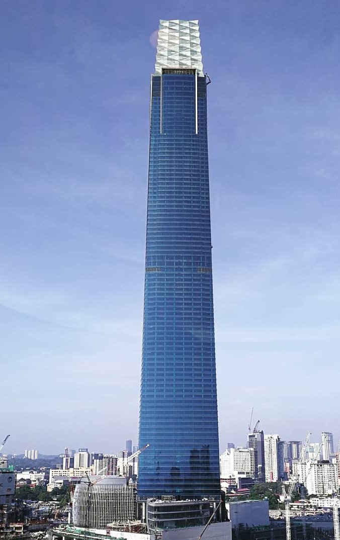 Sebelum tu, walaupun bangunan ni sama warna biru dengan Menara Tun Razak Exchange (TRX), bangunan ni takde kaitan langsung dengan TRX. Korang jangan keliru pulak...Menara TRX (kiri) dah siap dibina tahun 2019. Sedangkan Merdeka 118 (kanan) baru nak siap tahun depan, 2021.