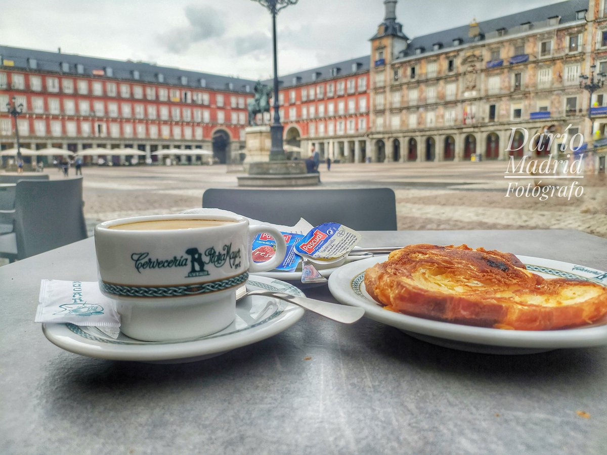 Acabo de desayunar en la Plaza Mayor de Madrid, con vistas al siglo XVII. Una de las plazas más bellas de España. ¿Qué me han cobrado por un café, un cruasán a la plancha con mermelada y mantequilla? 3,75 euros. Yo si vuelvo. Siempre. Basta ya. Se están perdiendo muchos trabajos.