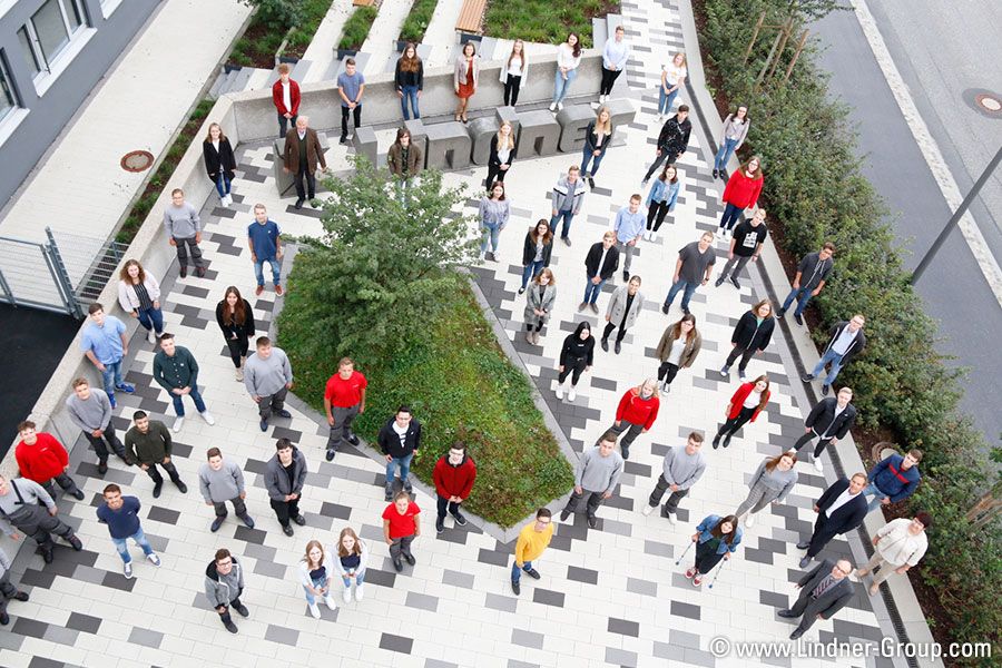 Lindner_Group's tweet image. Today we’re welcoming 72 new faces! Our new #apprentices have chosen 27 different #professions at 9 different #subsidiaries. We wish you a #greatstart into your #professionallife! baupause.de