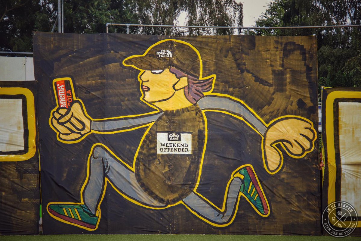 Check hier een heerlijk stukje stukje Nederlandse supporterscultuur! indehekken.net/pitch-invasion…