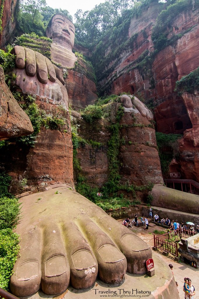 viajepatrimonio's tweet photo. Casi doblando a la siguiente, los 71 metros del Gran Buda de Leshan lo convierten en la escultura premoderna más alta del planeta. Esculpida hace 1.200 años, mira desde la distancia al monte Emei, simbólico para el budismo chino al introducirse esta religión por estas montañas https://t.co/bri6XHtWIF