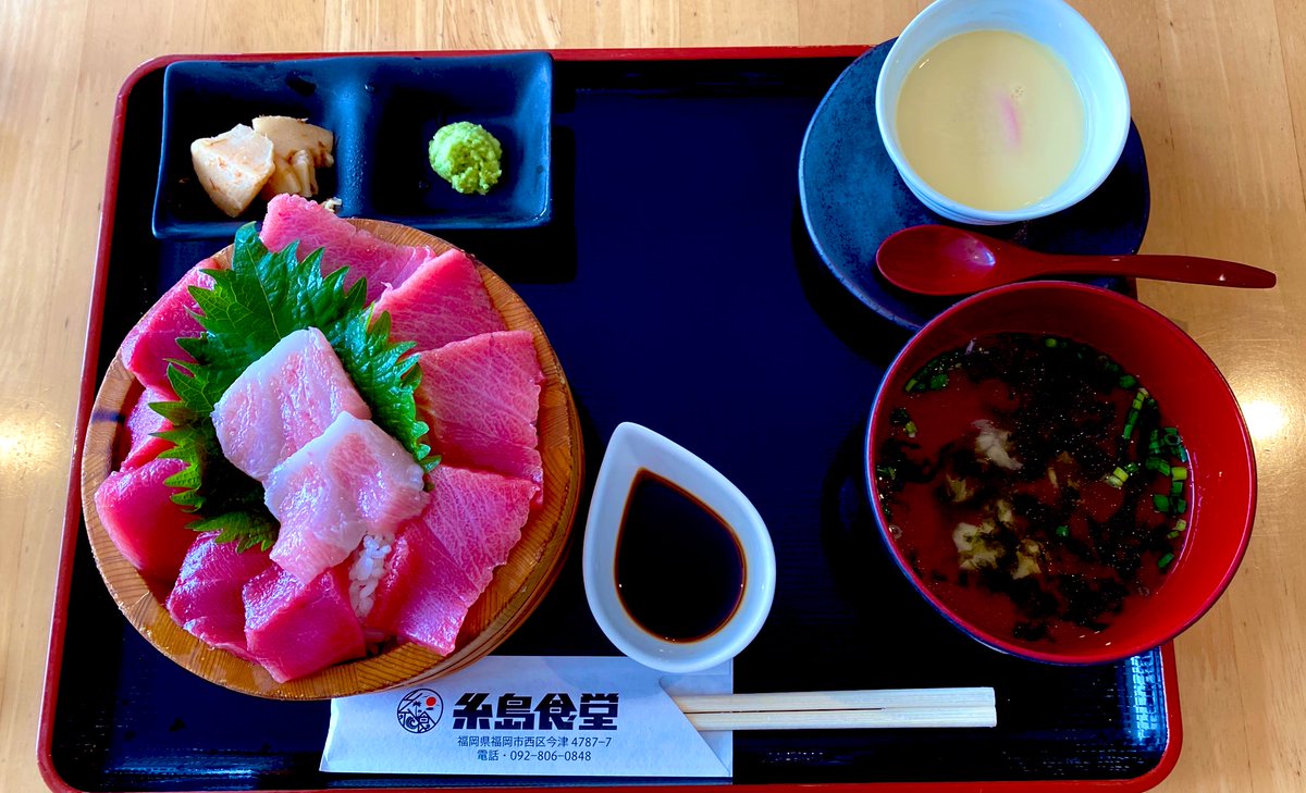 chobi_trip's tweet image. 特選クロマグロ丼と海鮮丼
どちらも1680円と破格の値段
醤油は甘口

#糸島
#糸島食堂
