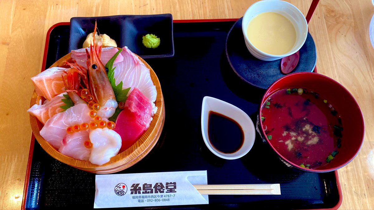 chobi_trip's tweet image. 特選クロマグロ丼と海鮮丼
どちらも1680円と破格の値段
醤油は甘口

#糸島
#糸島食堂