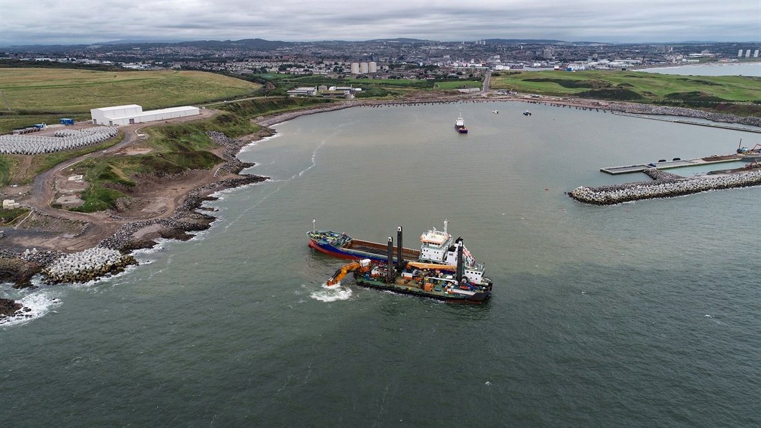 EarthmoversMag's tweet photo. World’s largest backhoe dredger goes to work on Aberdeen's South Harbour expansion site.
Full story here ⬇️
https://t.co/lw05pcnorm
-----
#earthmoversmagazine #earthmovers #construction #plantmachinery #dredging #backhoe #extrememachine #vanoord #scotland #aberdeen https://t.co/ZE5U05bE4w