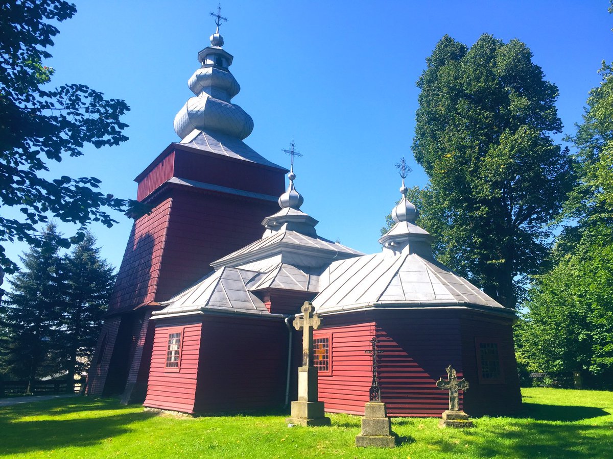 7/x Lemkos& #39; ancestors adopted Eastern Christianity from Byzantium via Moravia in the 9th century. While originally Greek Orthodox, Lemkos entered the union with Rome in 17th century to avoid complete latinisation, and became Greek Catholic. Lemko churches have distinct style: