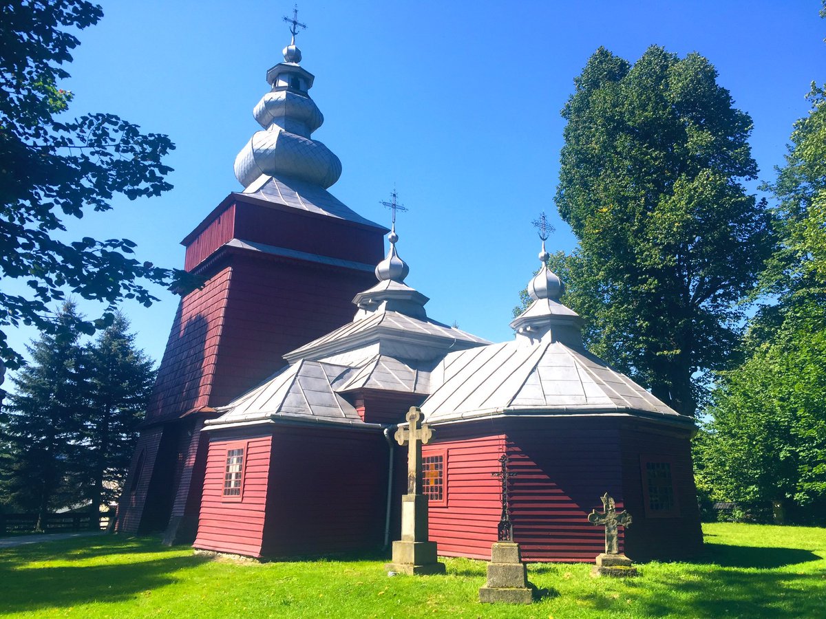 7/x Lemkos' ancestors adopted Eastern Christianity from Byzantium via Moravia in the 9th century. While originally Greek Orthodox, Lemkos entered the union with Rome in 17th century to avoid complete latinisation, and became Greek Catholic. Lemko churches have distinct style: