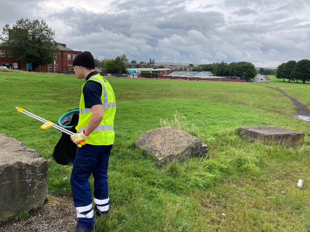 @SkillMill_Rdale out clearing up #localparks and #openspaces. Newly cleaned spaces #inspire #communitypride! 

@RochdaleCouncil @lwrochdale @InvestRochdale @VCRochdale @RochdaleYouthie #Rochdale @Peer_PowerUK @CommEnterprise @GreenForAll #greenspaces @RochdaleMind @OurRochdale
