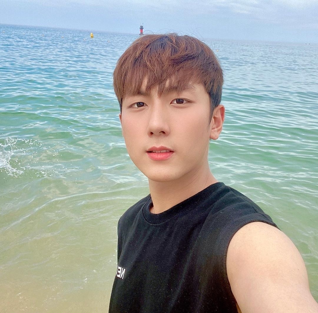MYTEENCOL's tweet photo. Actualización de Eunsu en Instagram.
"Nuevamente en la playa 🌊🌊
Corramos de las olas."
#Eunsu
DLEX https://t.co/QEGXqZ1HjI