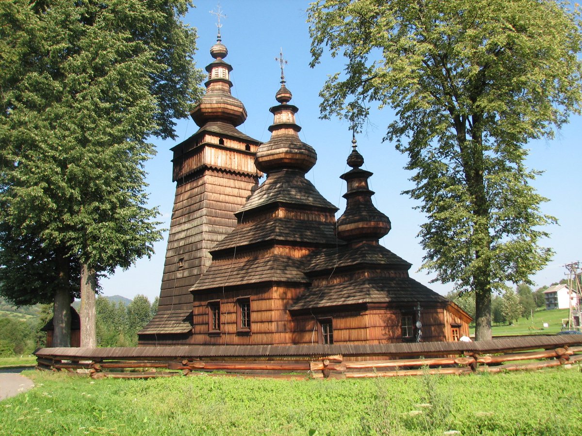 7/x Lemkos' ancestors adopted Eastern Christianity from Byzantium via Moravia in the 9th century. While originally Greek Orthodox, Lemkos entered the union with Rome in 17th century to avoid complete latinisation, and became Greek Catholic. Lemko churches have distinct style: