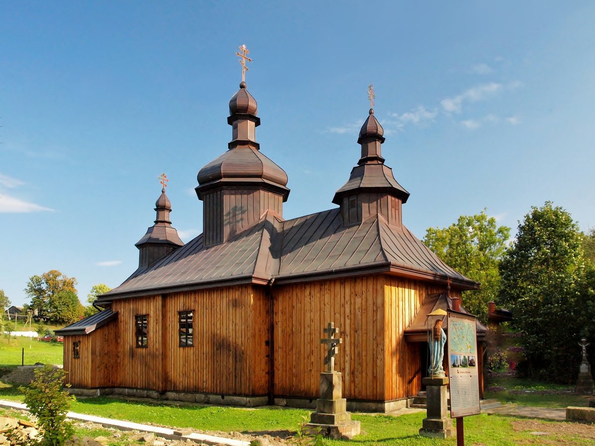 7/x Lemkos' ancestors adopted Eastern Christianity from Byzantium via Moravia in the 9th century. While originally Greek Orthodox, Lemkos entered the union with Rome in 17th century to avoid complete latinisation, and became Greek Catholic. Lemko churches have distinct style: