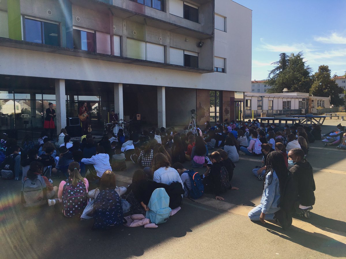 🎶 Rentrée en #musique au collège Pierre de Ronsard en cette belle journée de rentrée @acpoitiers @RANouvAquitaine 🎵
