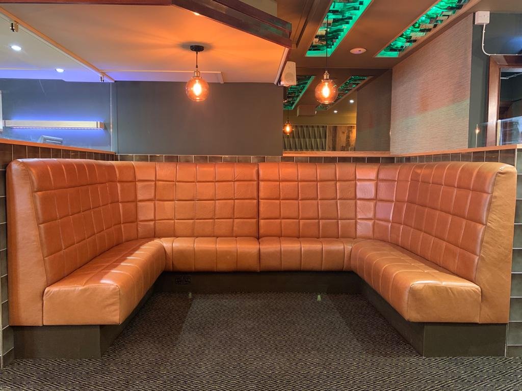 nlupholstery's tweet image. Bespoke Gin booth in The Junction Inn, fabulous modern design in quilted squares . Has proved to be very popular at the pub !! Great for large family get together, perfect to remain in your bubble/social distancing 
#covid-19  #newlookupholstery #crestleather #bespoke #pubseating