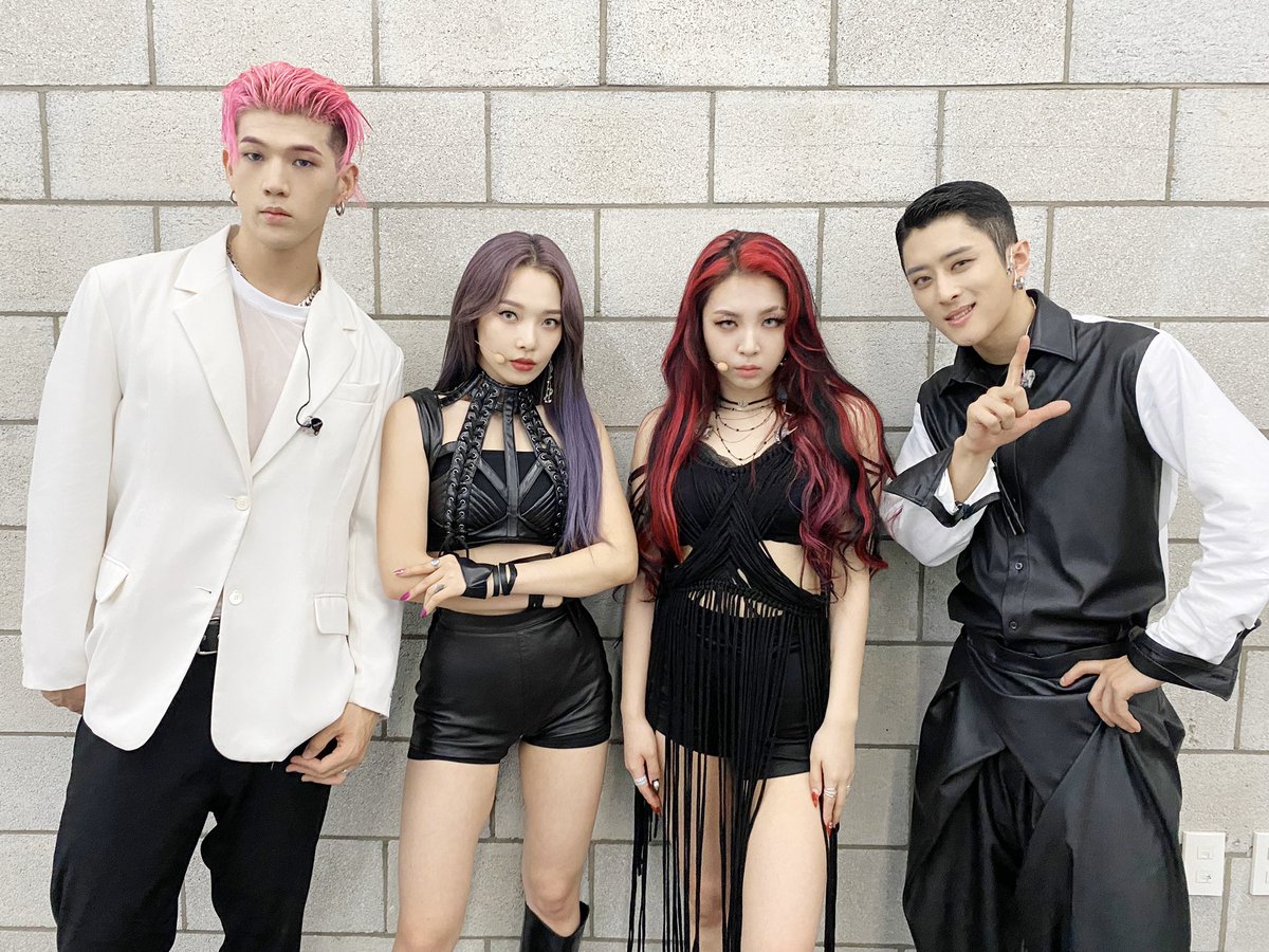KARD_Official's tweet photo. [#KARD]
2020.09.01 SBS MTV, SBS FiL 더쇼 
#GUNSHOT🔫

#BM #JSEPH #SOMIN #JIWOO
#비엠 #제이셉 #전소민 #전지우
#SBS_MTV #SBS_FiL #더쇼 https://t.co/nOZpfZWoaB