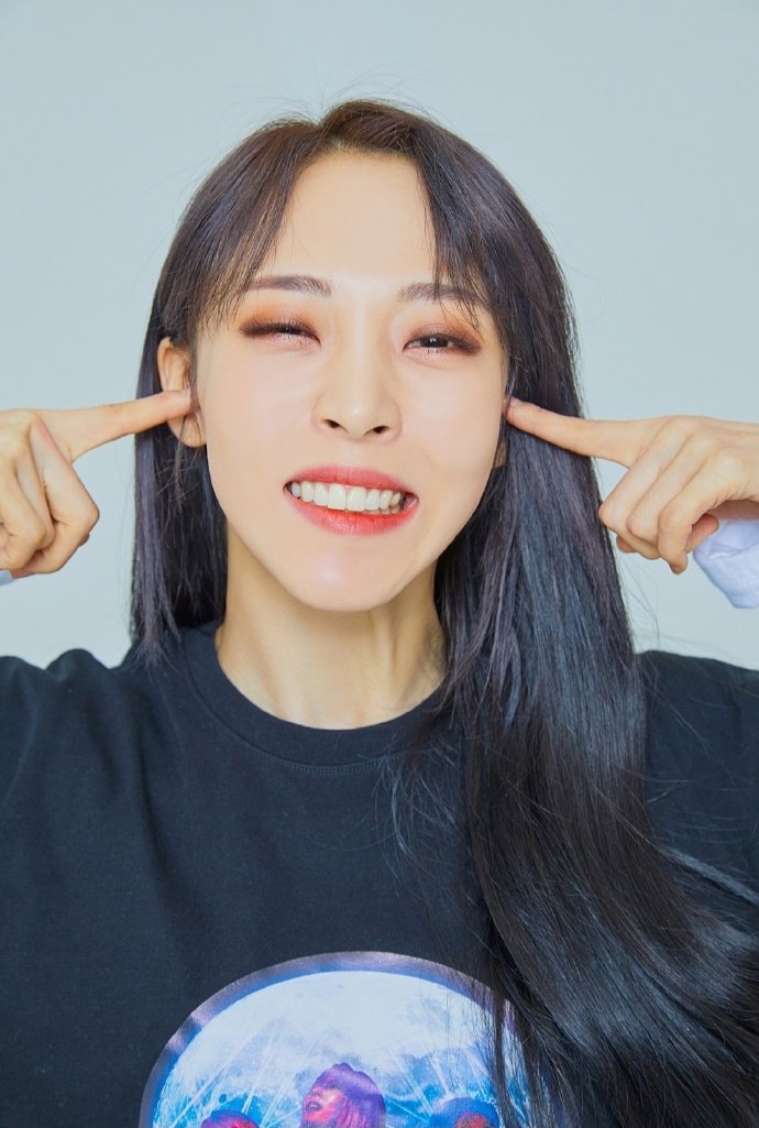 Moonbyul really has a special voice and we should appreciate and praise her more, giving her confidence so that she'll show as a Moonbyul as we've never seen.Thank you Moonbyul for making me cry and for moving me such much when you sing. Never stop believing yourself