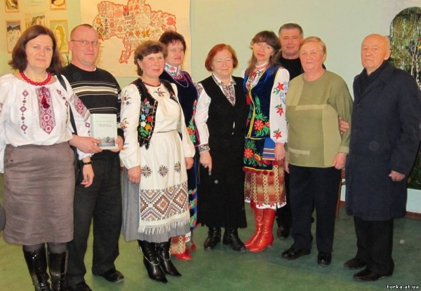 10/x Many of those Lemkos resettled to Ukraine ended up in eastern regions, including Donetsk (such as my mother& #39;s family) and Luhansk. They were settled in multiple villages and had to quickly lose their dialect to adapt to living in Ukrainian speaking villages.