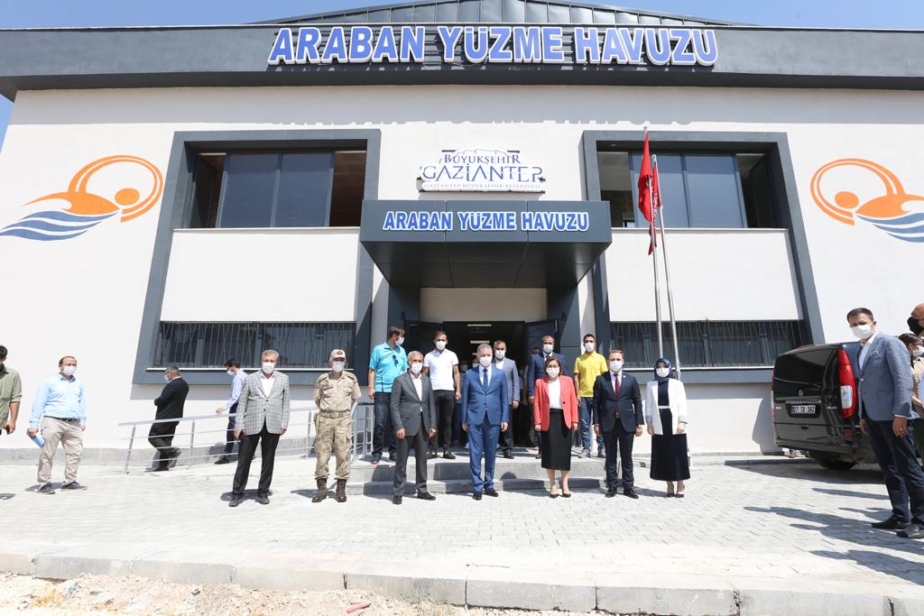 GaziantepBeld's tweet photo. Araban ilçemizde yapımı tamamlanan yüzme havuzunu Gaziantep Valisi @gul_davut ve başkanımız @FatmaSahin inceledi.

#GençDostuŞehir, #SporKentiGaziantep anlayışıyla çalışmalarımıza devam ediyoruz. İl ve ilçelerimiz spor salonu ve yüzme havuzlarıyla donatılıyor. 🏊‍♀️ ⛹️ https://t.co/VxXRcYo0UI