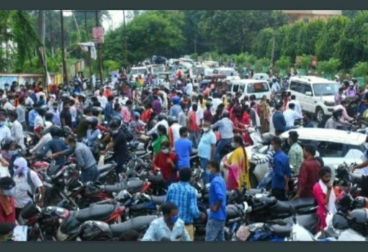 DivyaDarlene's tweet photo. @Swamy39 @AISA_tweets @nsui @LicypriyaK  today they failed sop in jee centers!!! Sir please do justice to us 🙏🙏🙏 we dont want to risk our lives!!!! Please support us 🙏🙏🙏 #NEETisSocial_Injustice #neet2020postpone https://t.co/58pH6ycQS5
