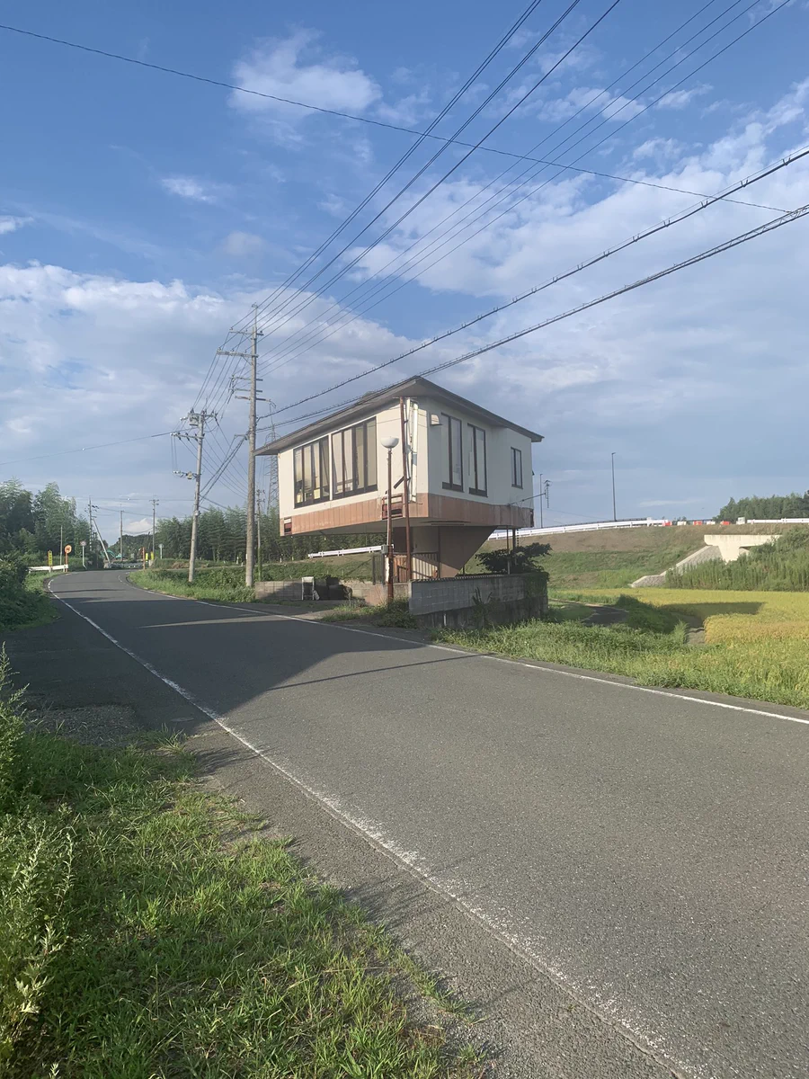 どうなってるの！？一本で建っている家に驚愕！