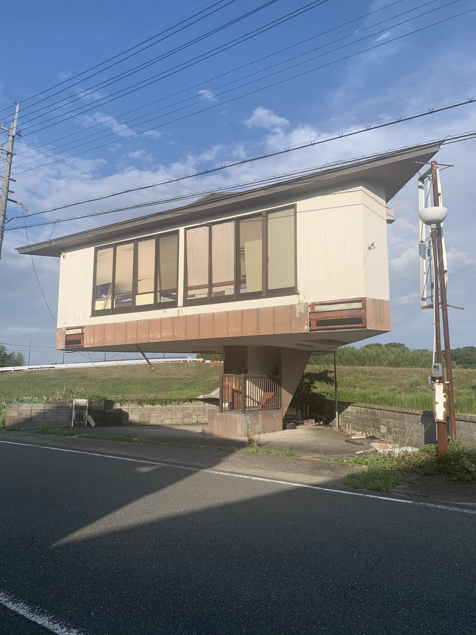 どうなってるの！？一本で建っている家に驚愕！