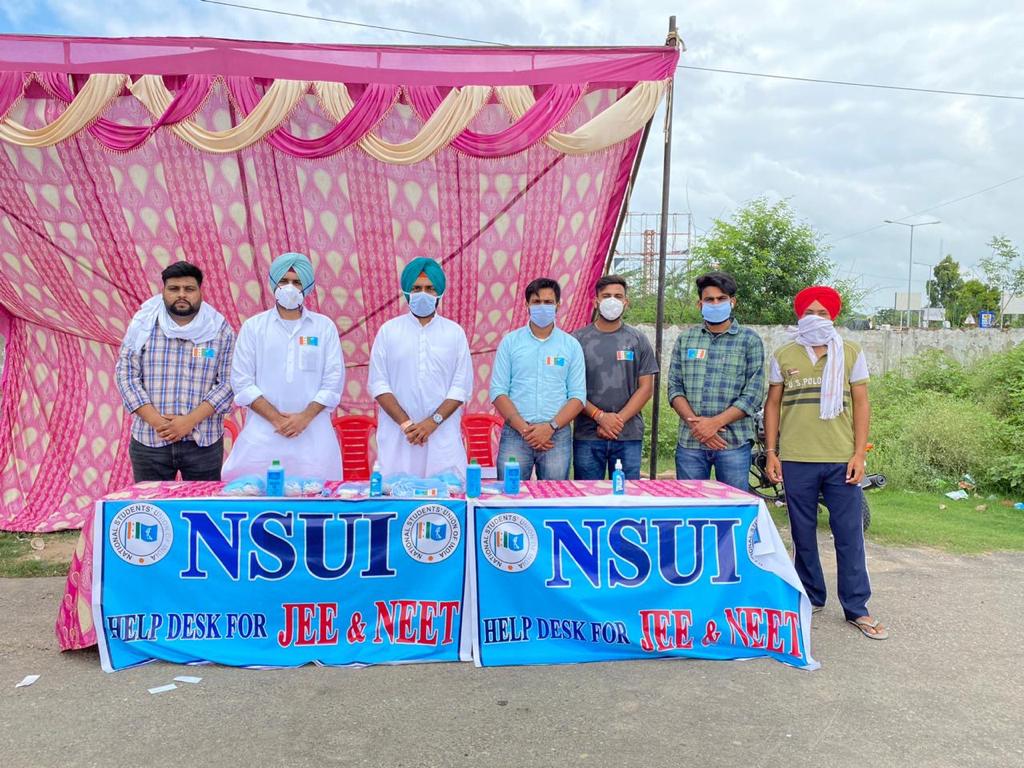 AkshaySharmaOrg's tweet photo. To ensure safety of students during exams, @NSUIPunjab provided  mask and sanitizer to them outside exam centres. @nsui wishes you all the very best for your examinations and future endeavours.
#JEEMain
#StudentsDislikesModi 
#Karamveersingh @shaunakjoshi11 https://t.co/NEwRPCIPtg