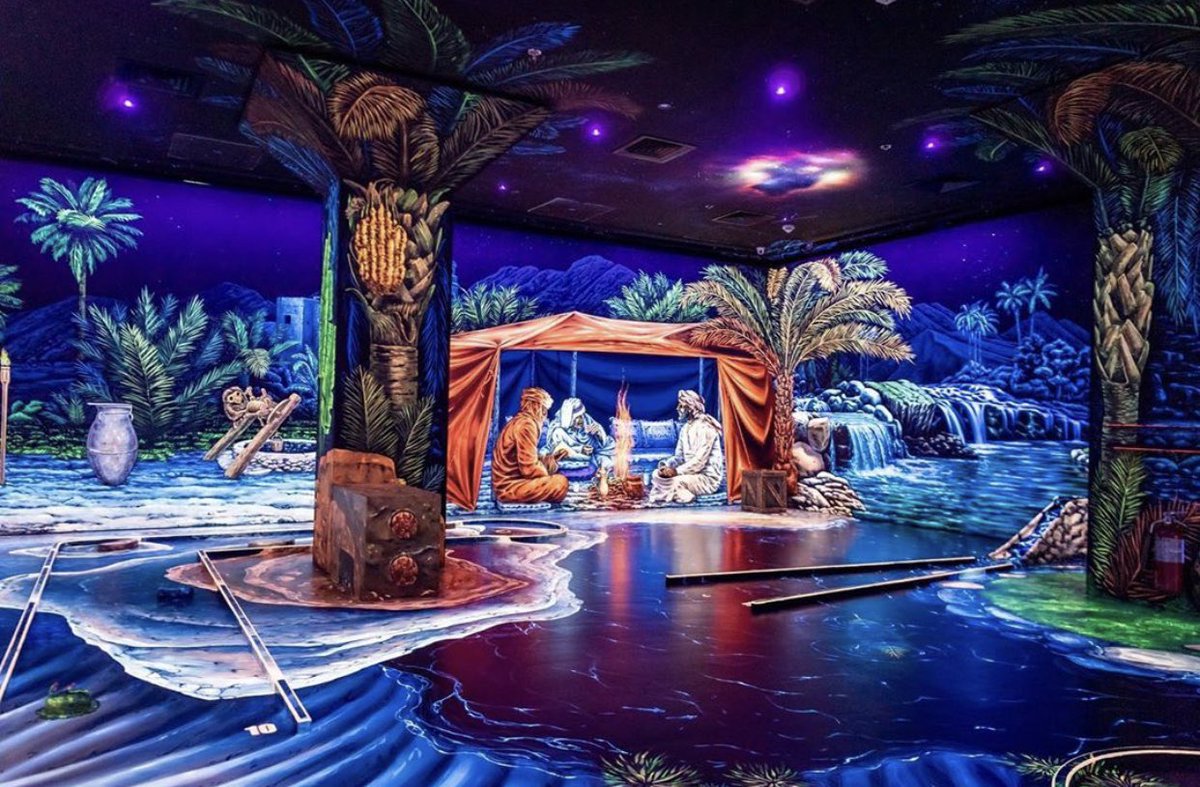 5) 3D Blacklight Mini-golf (Dubai)Play mini golf   in 3D!! Surrounded by the biggest 3D black light panorama on the planet. Located in JBR(1-10 people)