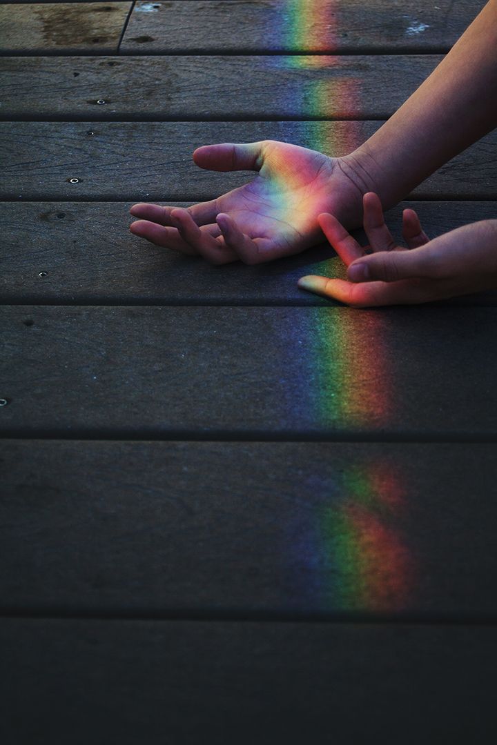 Радужные руки. Радужная рука. Радужные картинки. Руки эстетика радуга. Руки эстетика радуга.
