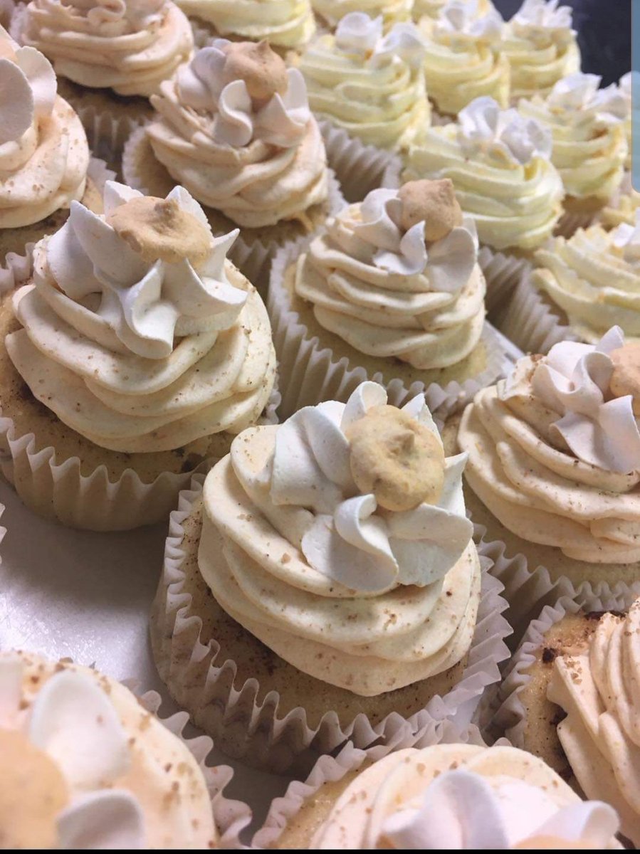 It's the first day of September! That means it's getting closer to fall and pumpkin is back! We made these the other day and are excited to keep making them!🍂🧁