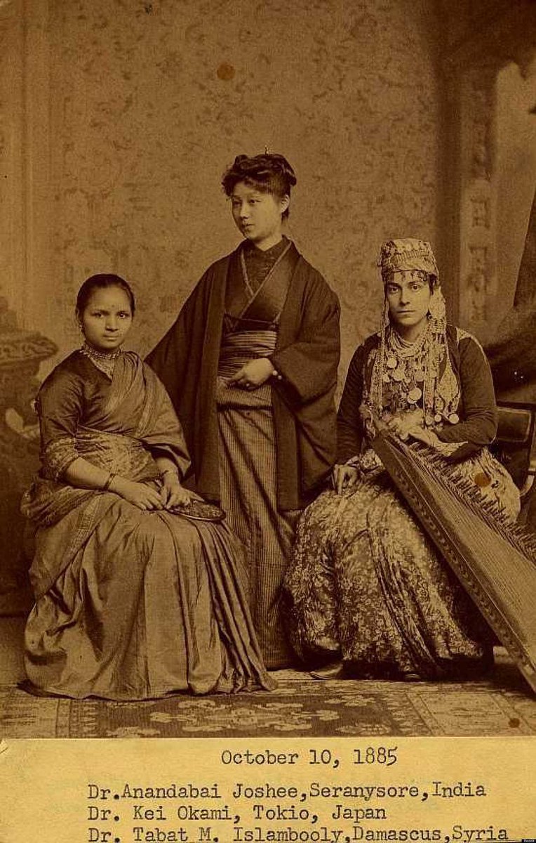 THREAD 1/: Extraordinary image via  @DrexelUniv of Dr. Anandabai Joshee of India, Dr. Kei Okami of Japan, and Dr. Tabat M. Islambooly of Syria, classmates at the Woman’s Medical College of Pennsylvania, each the first women from their countries to earn degrees in western medicine.