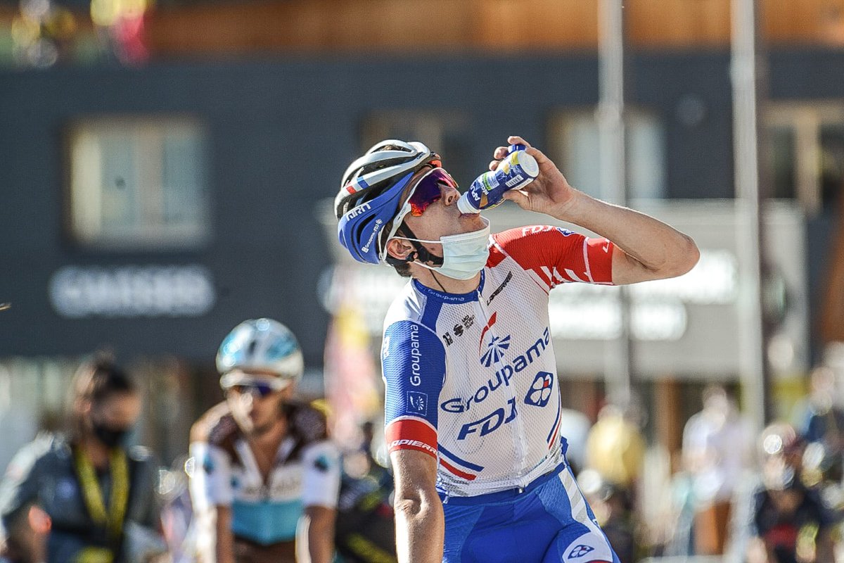 GroupamaFDJ's tweet photo. Philippe Mauduit : "Avoir Thibaut Pinot avec David Gaudu à son service jusqu'aux 2500 mètres, avoir aussi Rudy Molard et Sébastien Reichenbach bien présents... C'est plutôt une bonne journée."

#TDF2020 https://t.co/N7Jlsur8cj