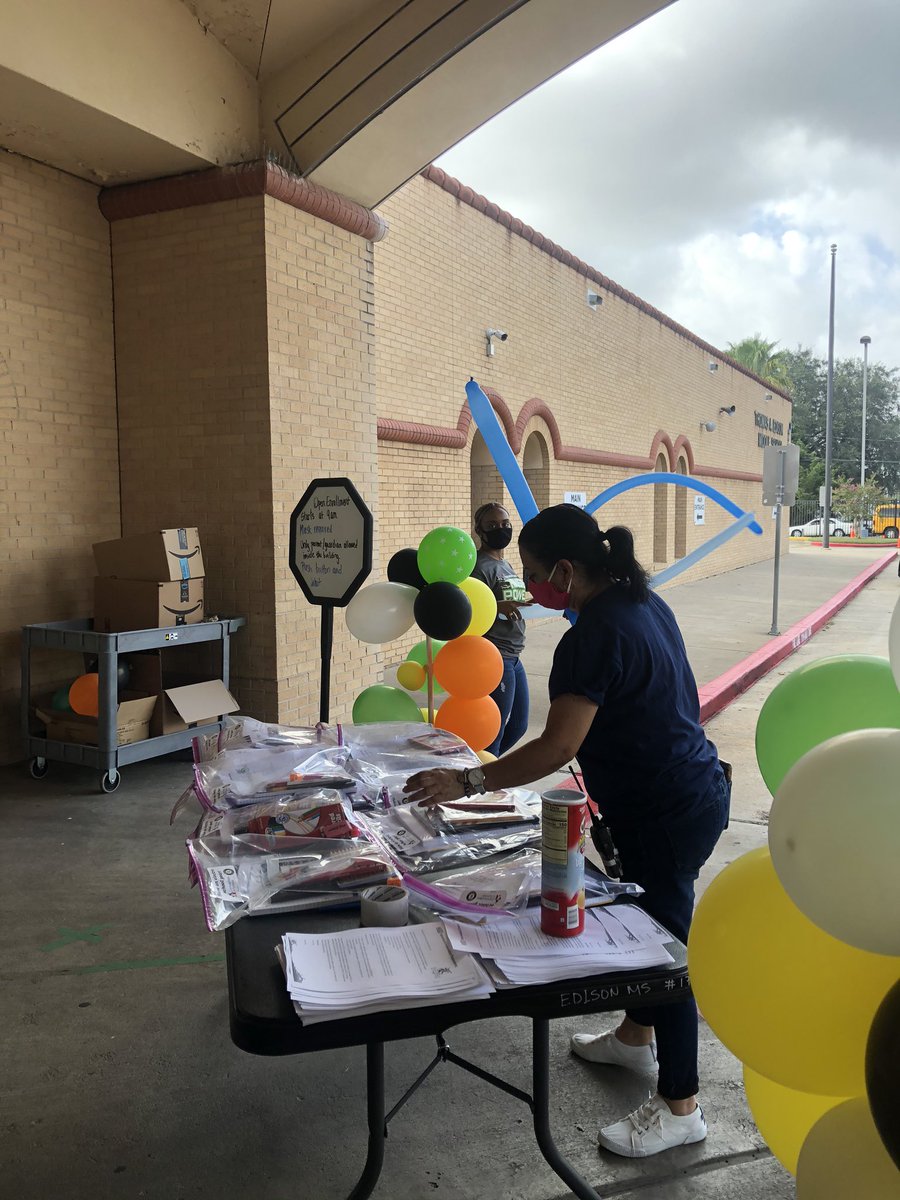 TrinaLowery11's tweet image. Chromebook Rollout and School Supply Giveaway at Edison Middle School! @HISD_ProjectEx 
#projectexplore 
#edisonmiddleschool 
#houstonisd