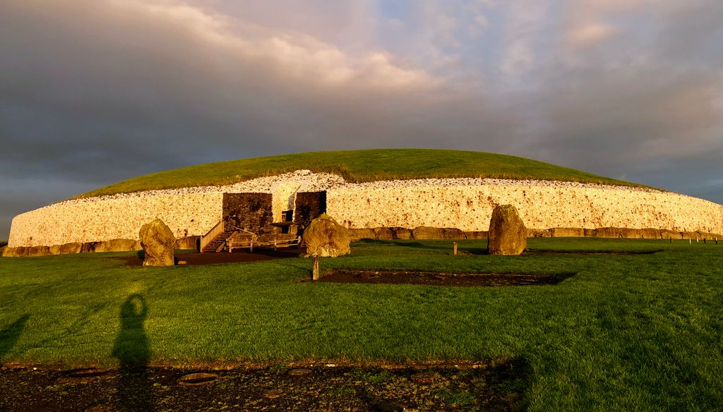 tilefilms's tweet photo. Newgrange - one of the most renowned sites in Ireland, but what secrets does it hold? 5,000 years later new developments in DNA research reveals a shocking discovery at the site we thought we knew so well...Tune in to 'DNA Caillte' tomorrow 21:30 @TG4TV
#DNACaillte #TileFilms https://t.co/OpXC1I9KbH