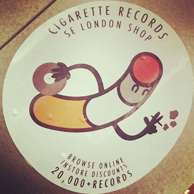 Vous aimez les #autocollants ? Alors jetez un œil sur les exemplaires de <a href="/StickermonsterU/">stickermonster.co.uk</a> et découvrez les rues de Londres d’une manière inédite : colorés et décalées ! Cet autocollant a été conçu par <a href="/mrpenfold/">Mr. Penfold</a> pour le magasin de disques <a href="/CigaretteSounds/">Cigarette Records</a> #SAXOPRINThero