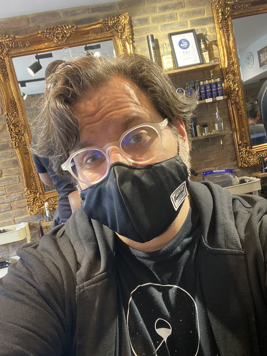 Pequelord's tweet photo. Finalmente! Después de 6 meses a cortarse la peluquita! #cuarentenastyle #london #finally @mansculine https://t.co/nreiFP9dSp