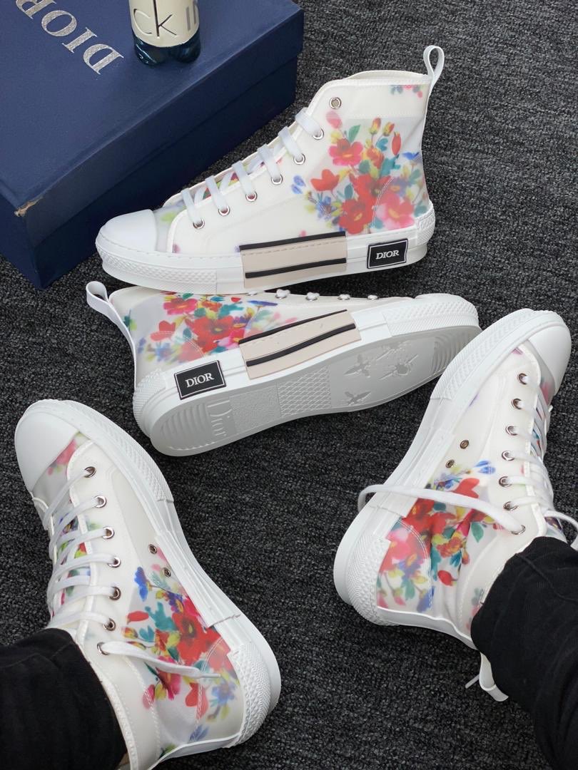 HommeSolex's tweet photo. _CHRISTIAN DIOR HIGHTOP _
  *TOP QUALITY *💯
  _SIZE 40—46_
 #BackToSchool 
#BBNaijaLocdown2020 
💧💧💧💧 https://t.co/sSbPPjtSbX