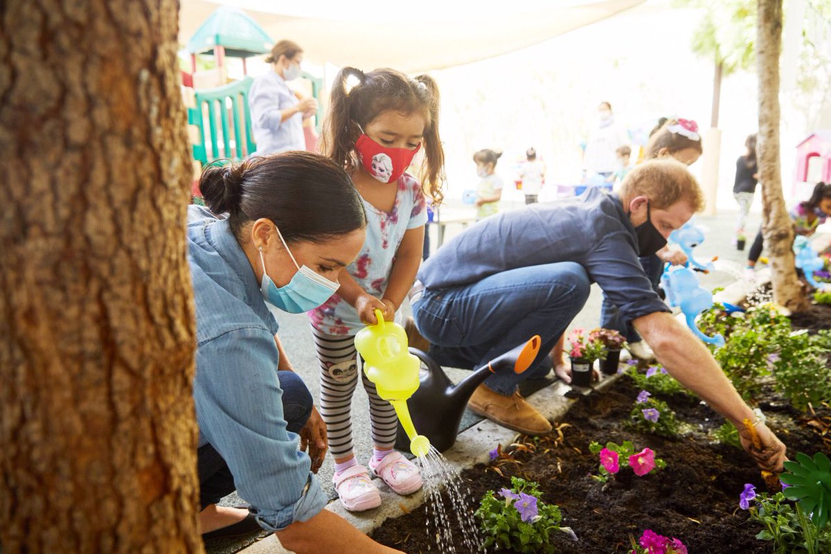 In addition to planting, the couple—who played nursery rhymes in the garden—also spent time reading books to the students about gardening, vegetables, and planting, including the Jack and the BeanstalkThe Sussexes have previously volunteered at Preschool Learning Center.
