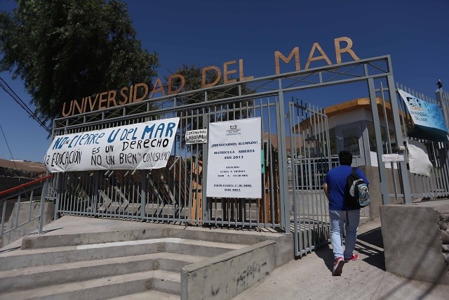 Esa bala llegó finalmente en mayo cuando el abogado y exdiputado de  @RNchile, Raúl Urrutia, por entonces rector de la Universidad del Mar, renunciaba a la institución acusando a sus socios fundadores de lucro en perjuicio de sus estudiantes y del proyecto académico.