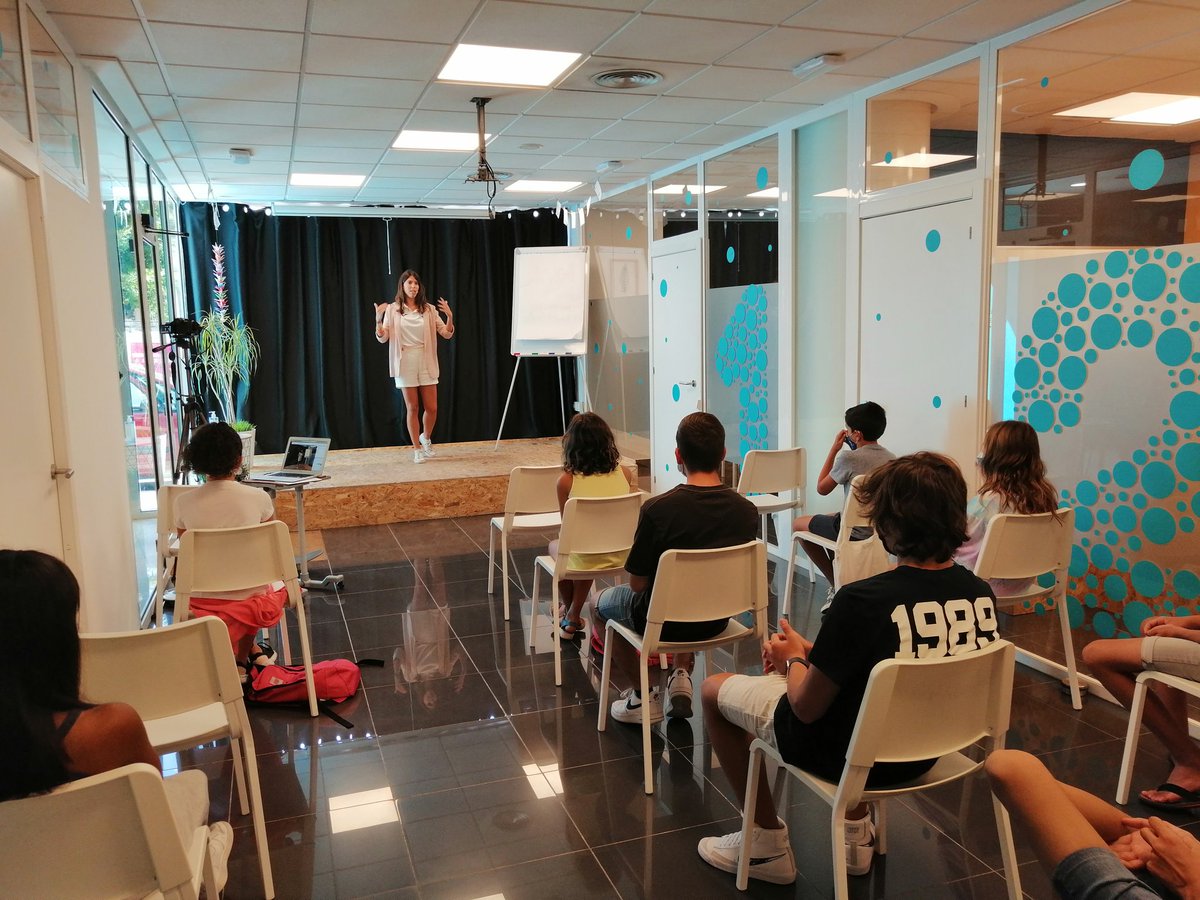 🔴 [noticia 🗞️] Hoy, con todas las medidas de seguridad y guardando las distancias, hemos impartido el primer taller mixto (presencial y online) de este curso.