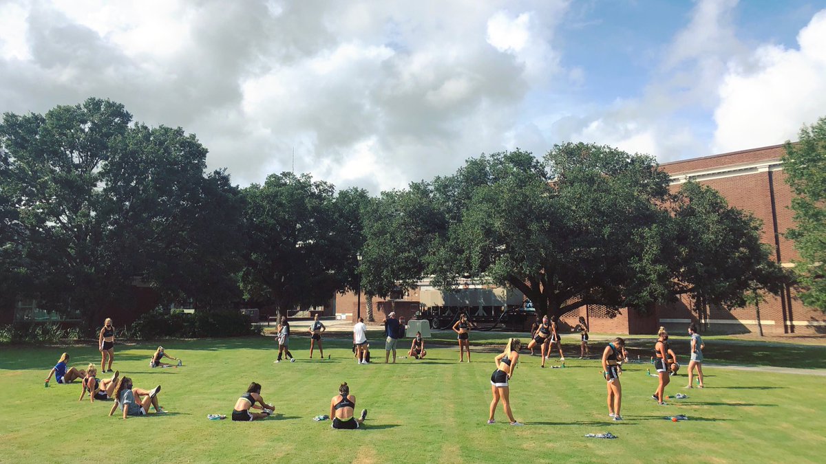 Yesterday we brought back the tradition of the campus loop run! Top times went to <a href="/JordanFaveri/">Jordan</a>, Bentley Settin and <a href="/carey_allard/">Carey Allard</a> 👏🏼👏🏼👏🏼 #HawkYeah
