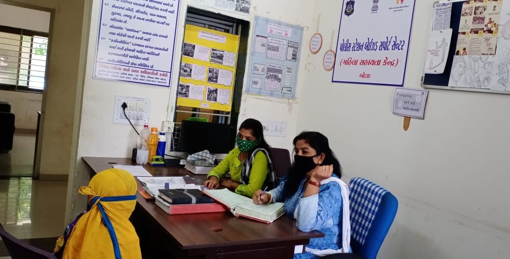 WCDGujarat's tweet photo. બોટાદ જિલ્લાના પોલીસ સ્ટેશન બેઇઝ્ડ સપોર્ટ સેન્ટર (મહિલા સહાયતા કેન્દ્ર) ખાતે તારીખ 27/08/2020ના રોજ ગંગાસ્વરૂપા દિવ્યાંગ મહિલા દ્વારા માતા-પિતા વિરૂદ્ધ માનસિક ત્રાસની અંગેની અરજી કરવામાં આવી હતી. જેમાં અરજદાર મહિલાનાં પતિ ચાર વર્ષ પહેલા કેન્સરની બીમારીને કારણે અવસાન પામ્યા હતા. https://t.co/qxGT2mfeP0