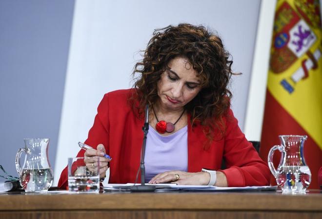 carlossegovia_'s tweet image. María Jesús Montero anuncia como si fuera la más rápida del Oeste que "hoy mismo" va a ordenar la trasferencia a las CCAA de 2.000 millones prometidos para educación para que lleguen "la semana que viene" y puedan contratar profesores, poner mamparas...Estamos ya en septiembre!