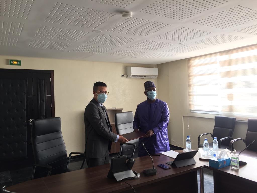 cdcsenegal's tweet photo. La #CDCSenegal a signé récemment  un mémorandum d'entente avec des investisseurs chinois. Celui-ci porte sur les possibilités de cofinancement de projets structurants et d'envergure.

#TiersDeConfiance
#CaisseDeDepot
#Consignations
#CDCSenegal
#Economie
#Finances
#Senegal
#Kebetu https://t.co/Xpkb4CMKU9