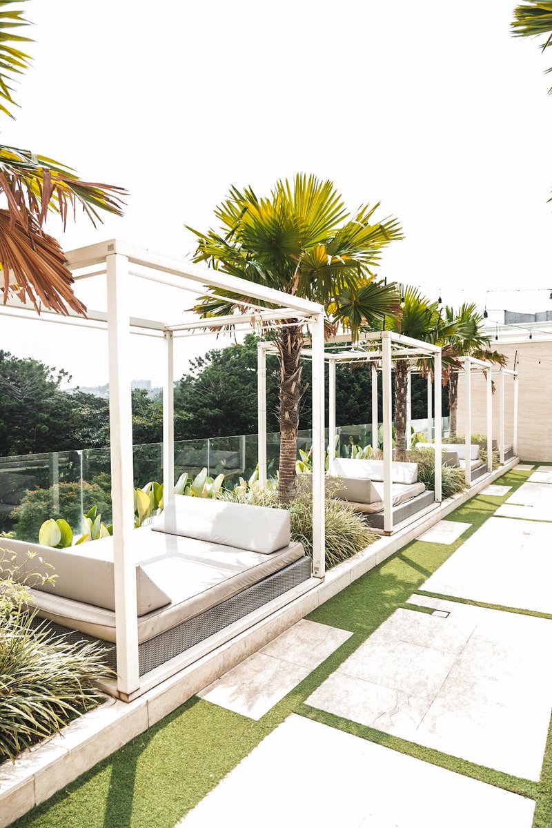 Mirip banget kayak lagi di Bali, padahal ini ada di Bandung loh!!! Buat kamu yg punya rencana nge-date, coba ajak ke sini sambil liat city view deh.

📍The Dining Room at Art Deco Hotel Bandung